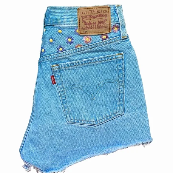 Hand Embroidered Levi’s button fly 501 High Rise Distressed Short Sh… - Picture 2 of 8